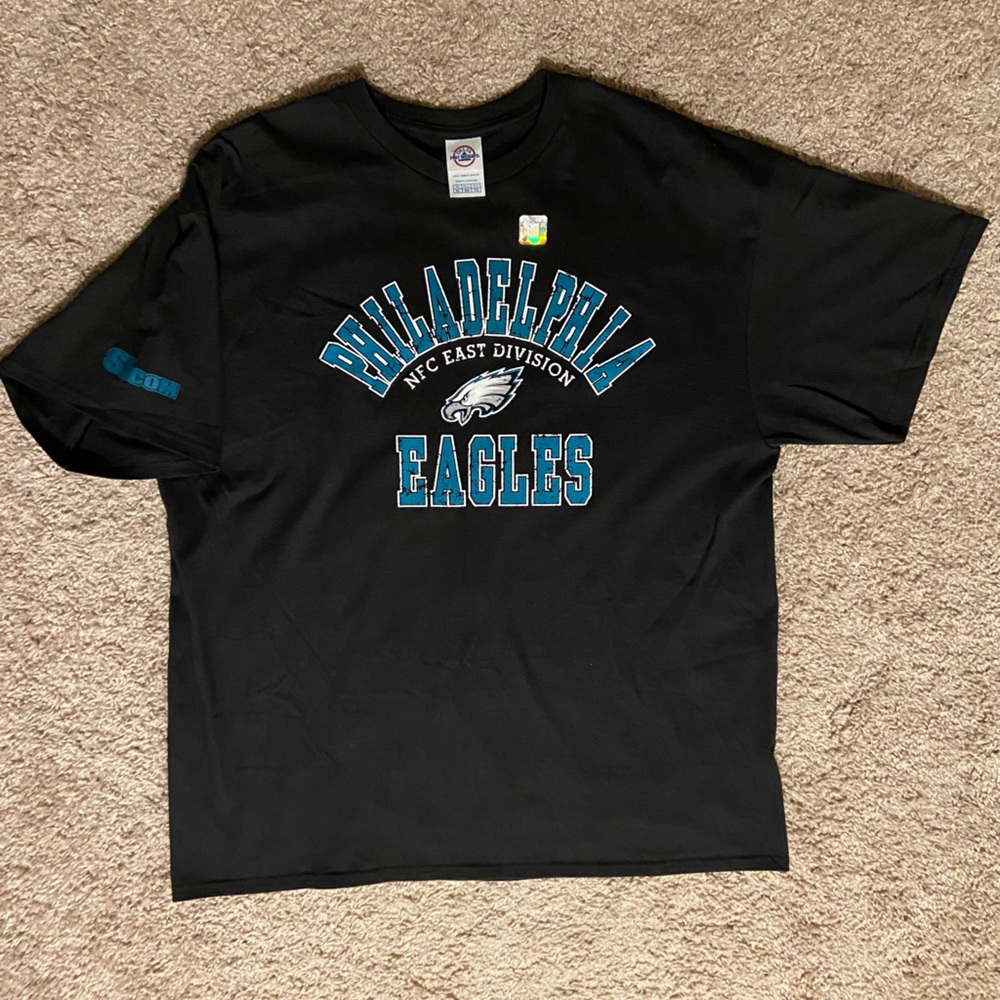 Philadelphia Eagles Men’s T-shirt. Sports Illustrated. NWOT